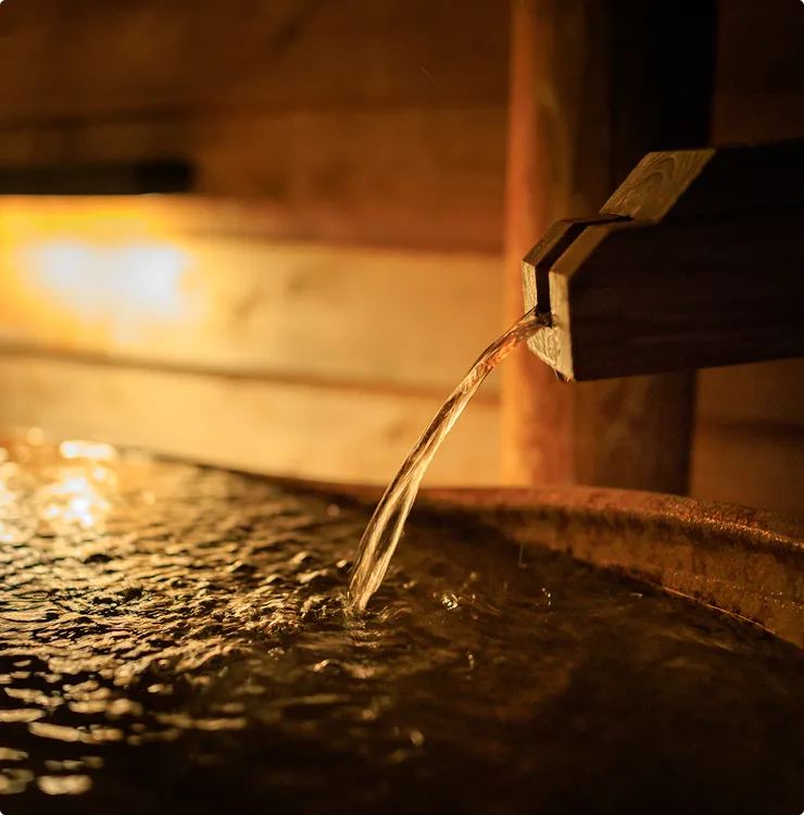 写真:湯船に注がれる強アルカリの湯