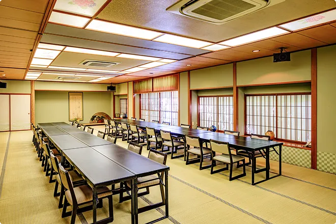 長机が並ぶ畳敷きの宴会場