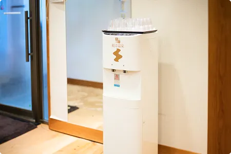 館内に設置された温泉水のサーバー