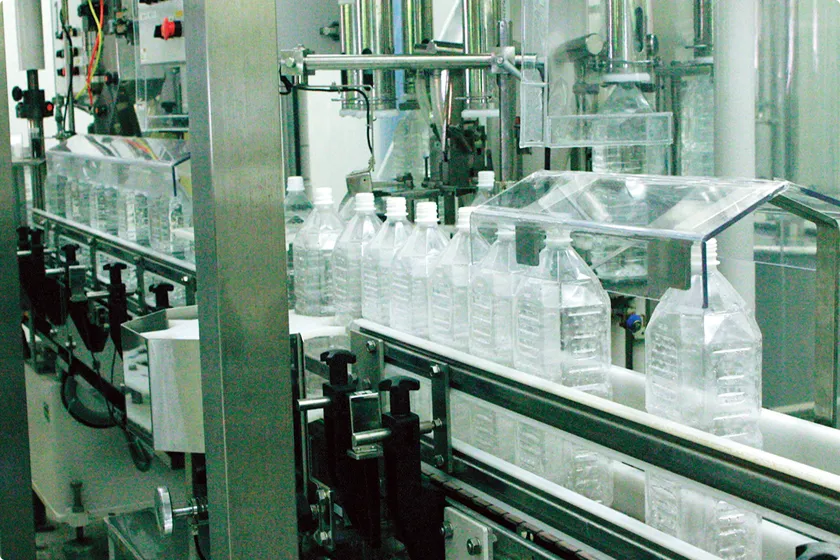 ペットボトルに温泉水を充填する製造ライン