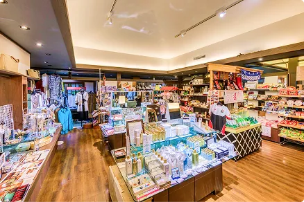 商品が並ぶ売店