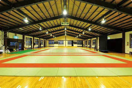 畳が敷かれた広い武道場