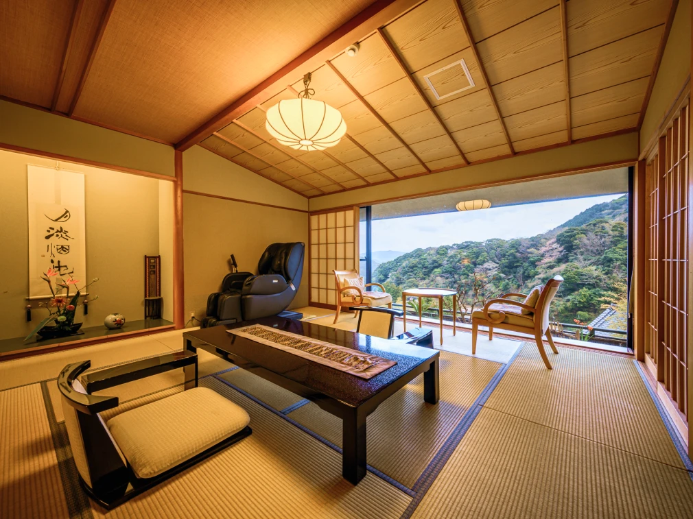 窓から山の景色を望む客室