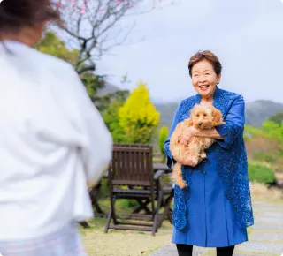愛犬を抱いている女性
